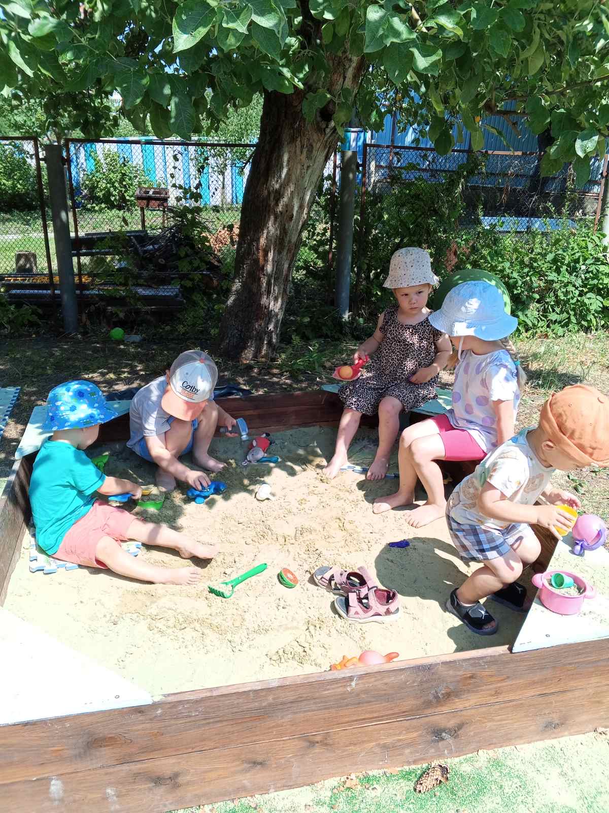 Дети играют в песочнице на площадке