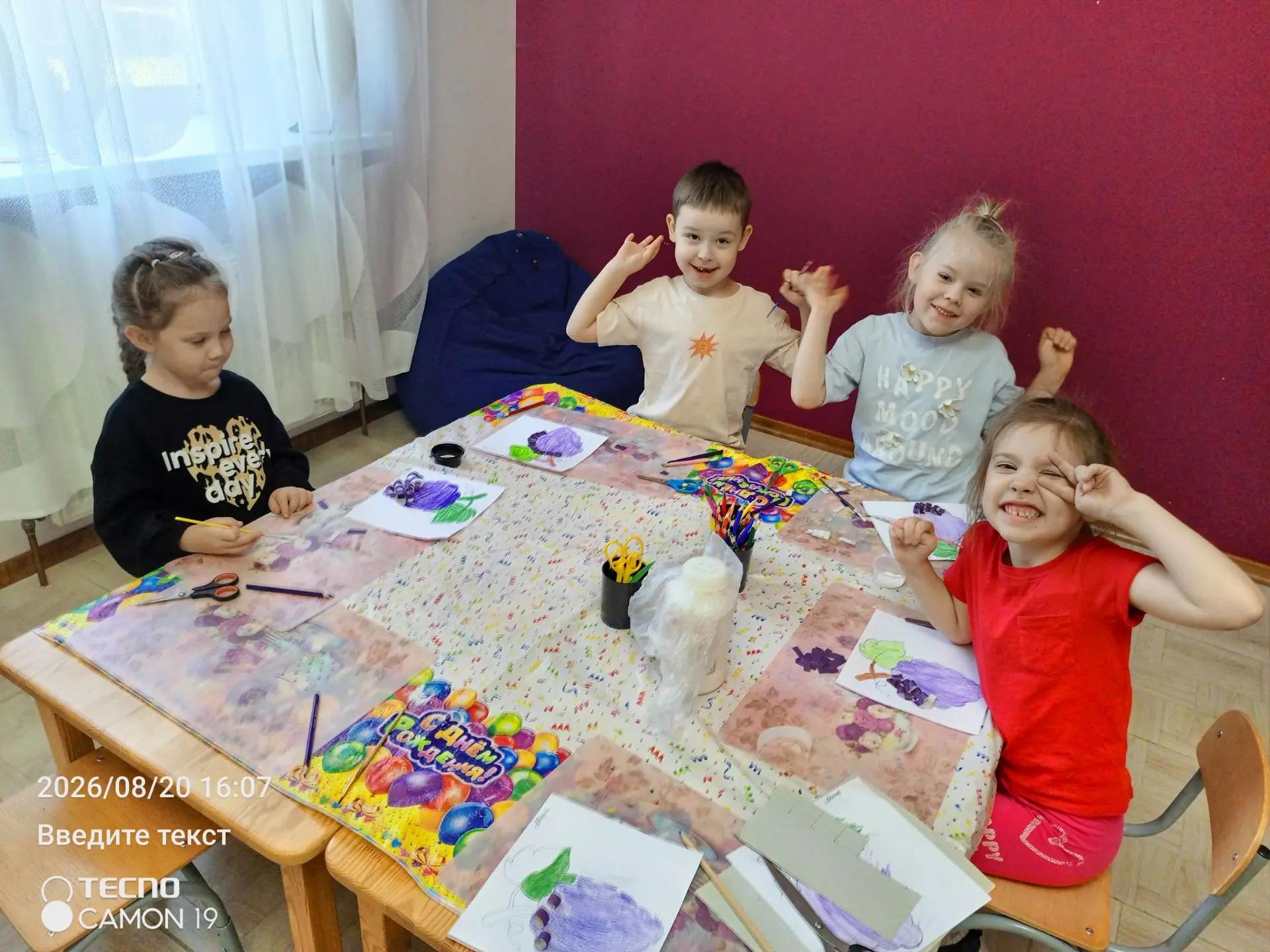 Ребёнок играет в центре Мофет